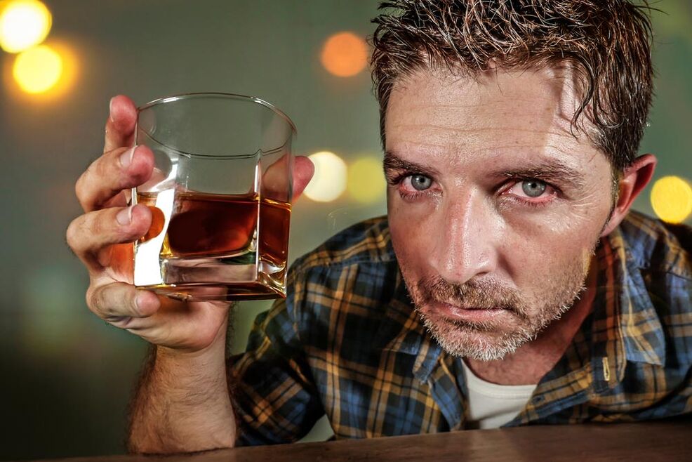 Um homem alcoólatra parece doloroso
